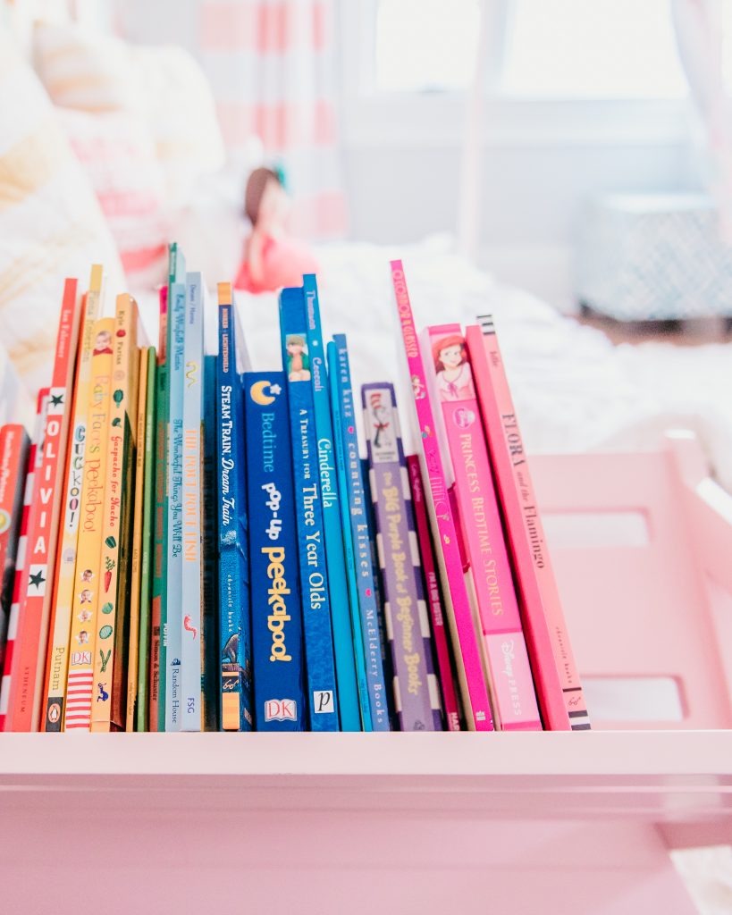 Rainbow book organization ; ideas for pretty book shelf in a girl's bedroom.