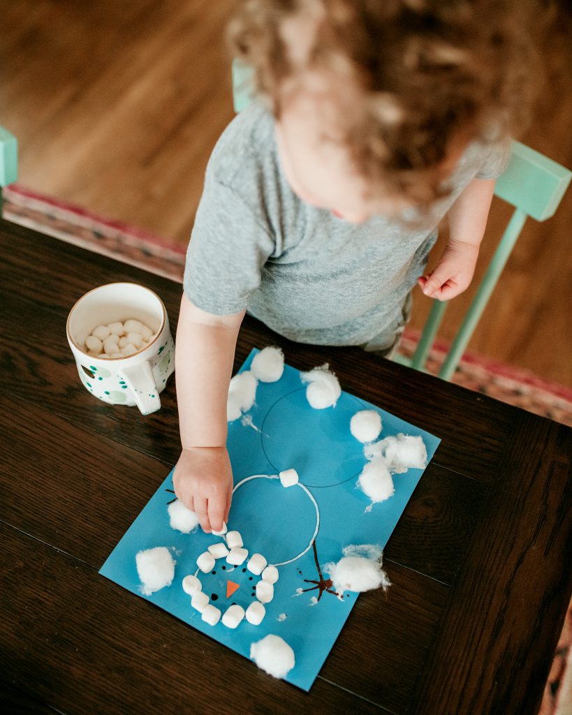 Create a marshmallow snowman with this toddler-friendly snow day craft !