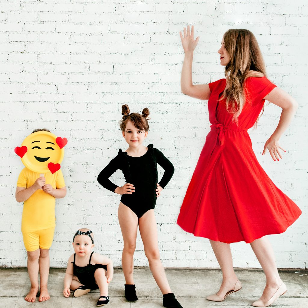 Best Family Costume! Fun and easy DIY Halloween costume for family. Dress up like a family of your favorite emojis