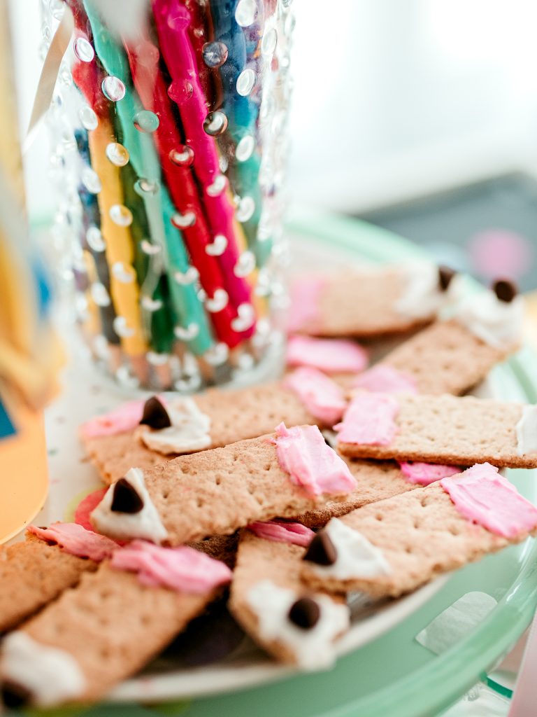 A back to school after school snack. Make pencils by trimming a graham cracker. Add cream cheese and a chocolate chip pencil tip.
