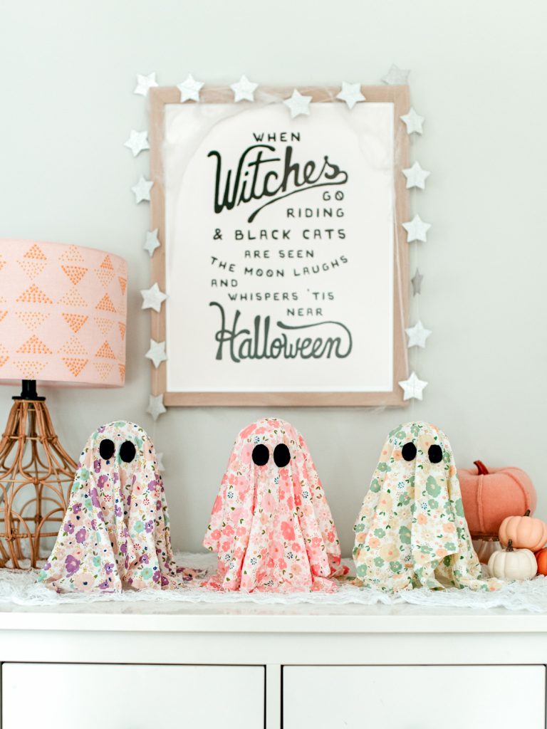 Floral ghost: DIY Halloween decor! Easy step-by-step directions to make  these cute fabric ghosts. 