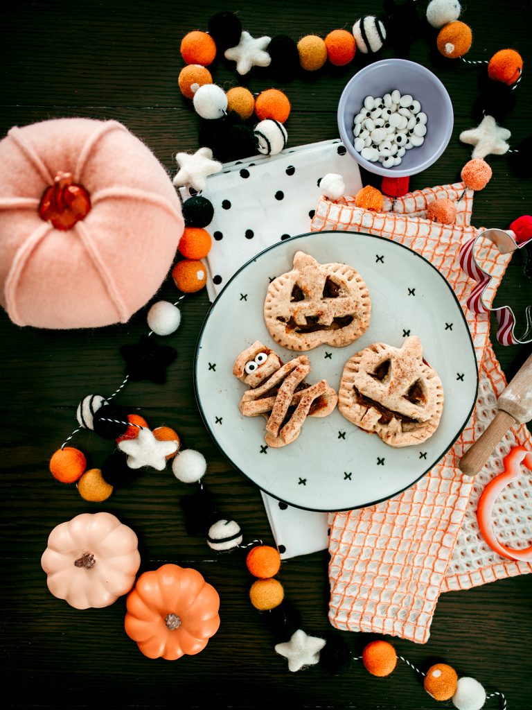 A cute halloween treat! Halloween snack ideas for kids. Mummy and Pumpkin hand pies. Homemade halloween treats 