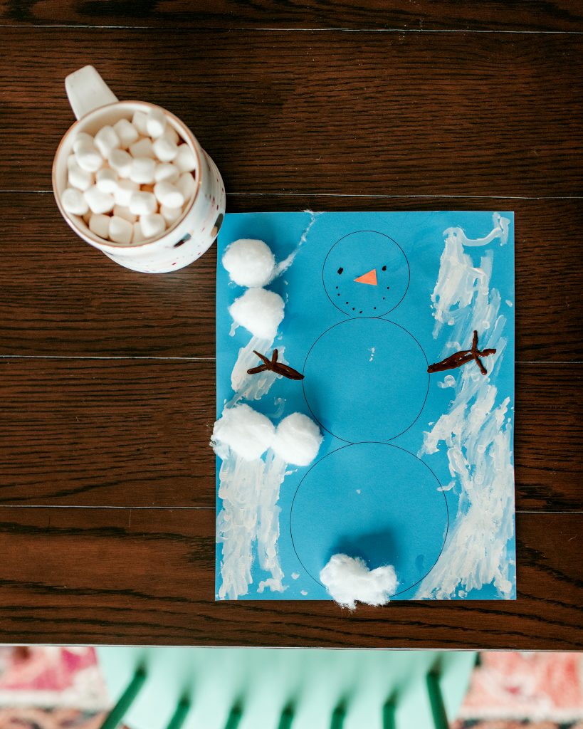 Winter craft activity for toddlers and kids! Make a marshmallow snowman! 