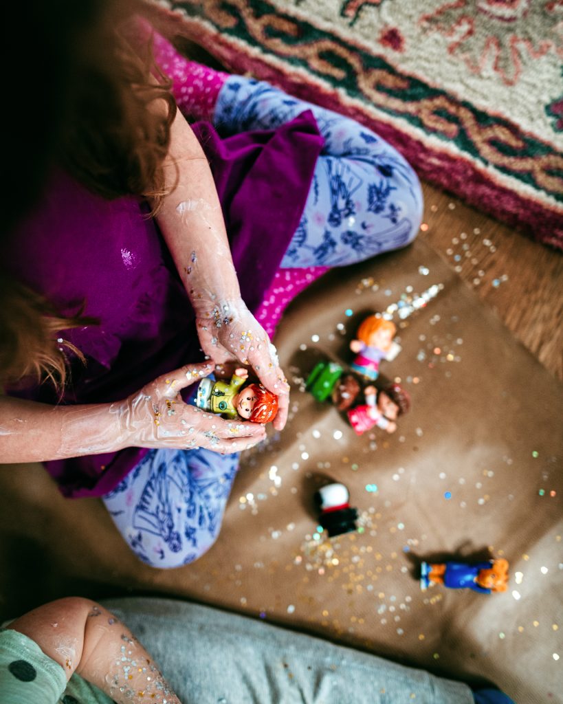 A simple activity to explain germs to kids along with the importance of handwashing !