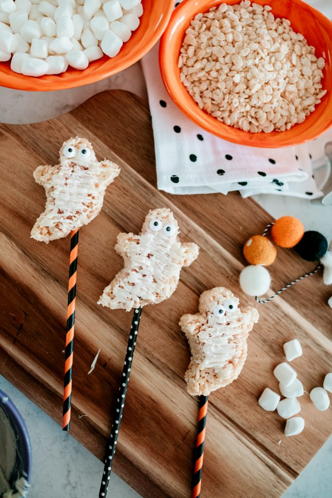 Make one of these festive homemade Halloween treat ideas for your kids! Recipe for Rice Krispie Ghost Pops