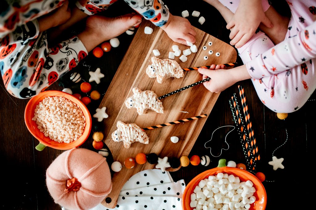 Make these spooky Ghosts pops this Halloween! Easy and kid-friendly recipe for the tastiest Rice Krispie Halloween treat ideas! 