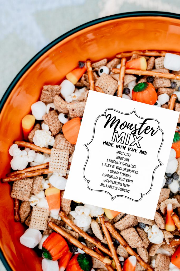 Monster Mix ! Make this fun and spooky Halloween treat with a handful of simple ingredients! FREE PRINTABLE !!