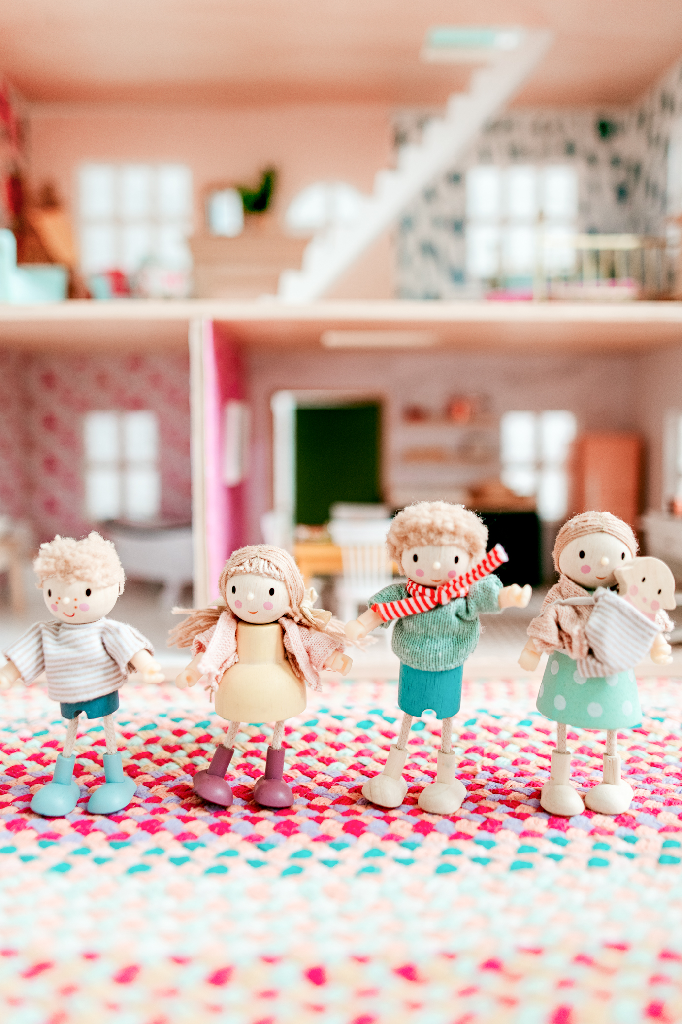 Doll house hot sale with family