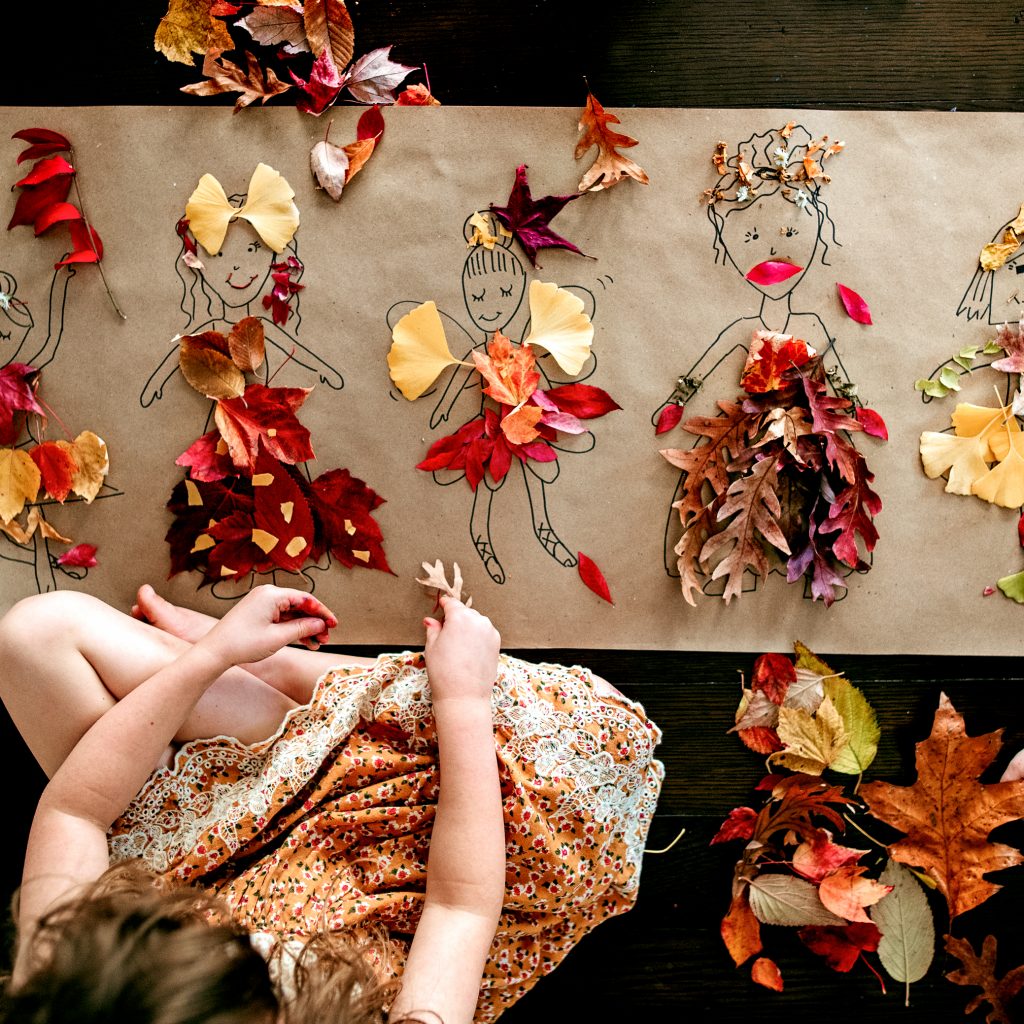 Create stunning paper dolls with this gorgeous fall leaf craft for kids !  