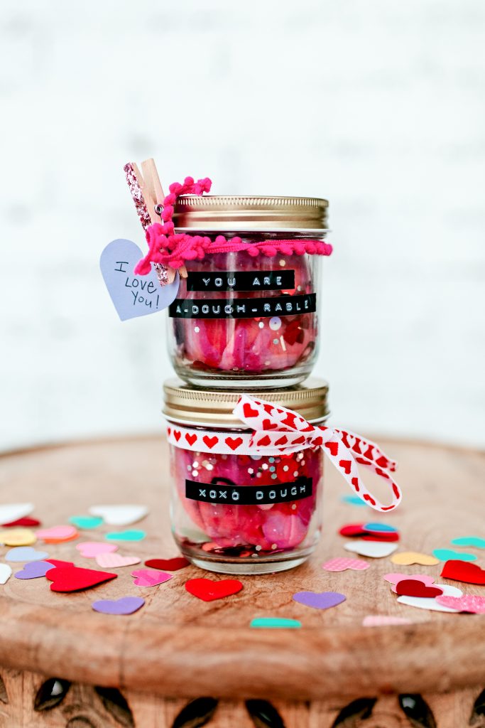 Cute playdough recipe for Valentine's Day for kids. Easy Valentine's Day gifts for kids. Playdough Valentine for kids.