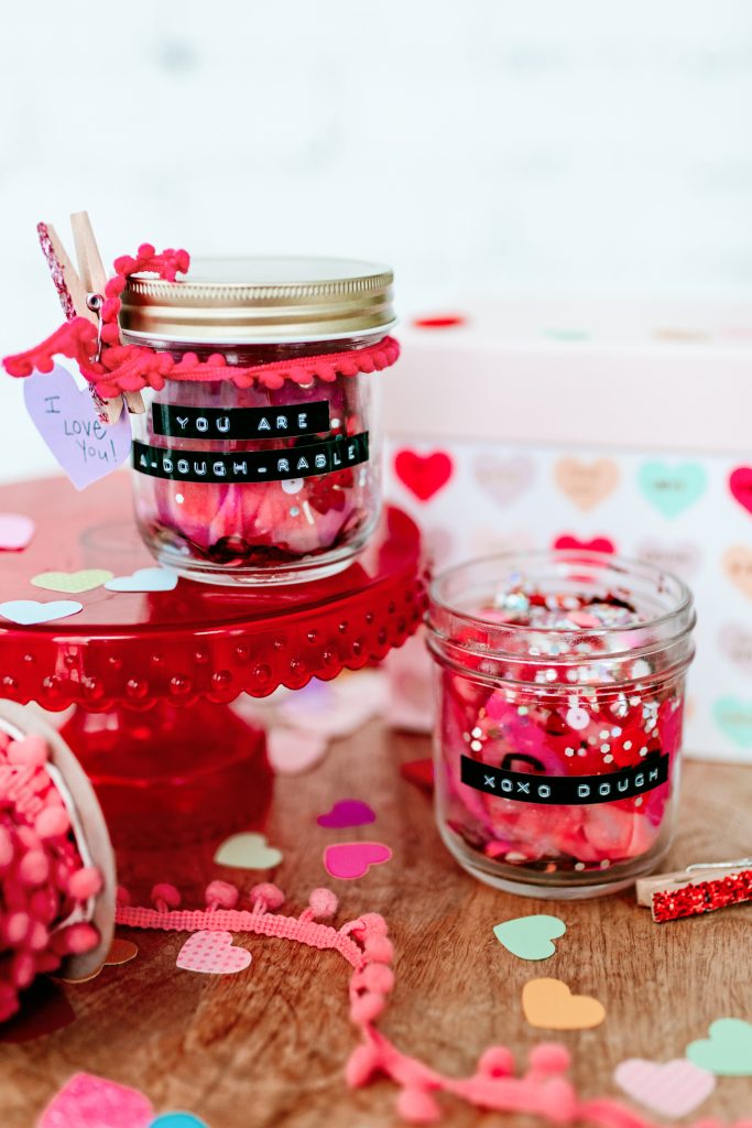 Gift a jar of playdough this Valentine's Day. Homemade recipe and cute Valentine inspiration. Valentines gifts for kids. DIY Valentine