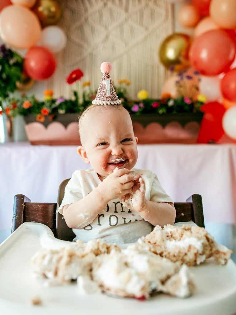 One year old birthday party garden theme. 1 year old birthday hat. Birthday decorations for garden party. Smash cake photo. Girl birthday themes