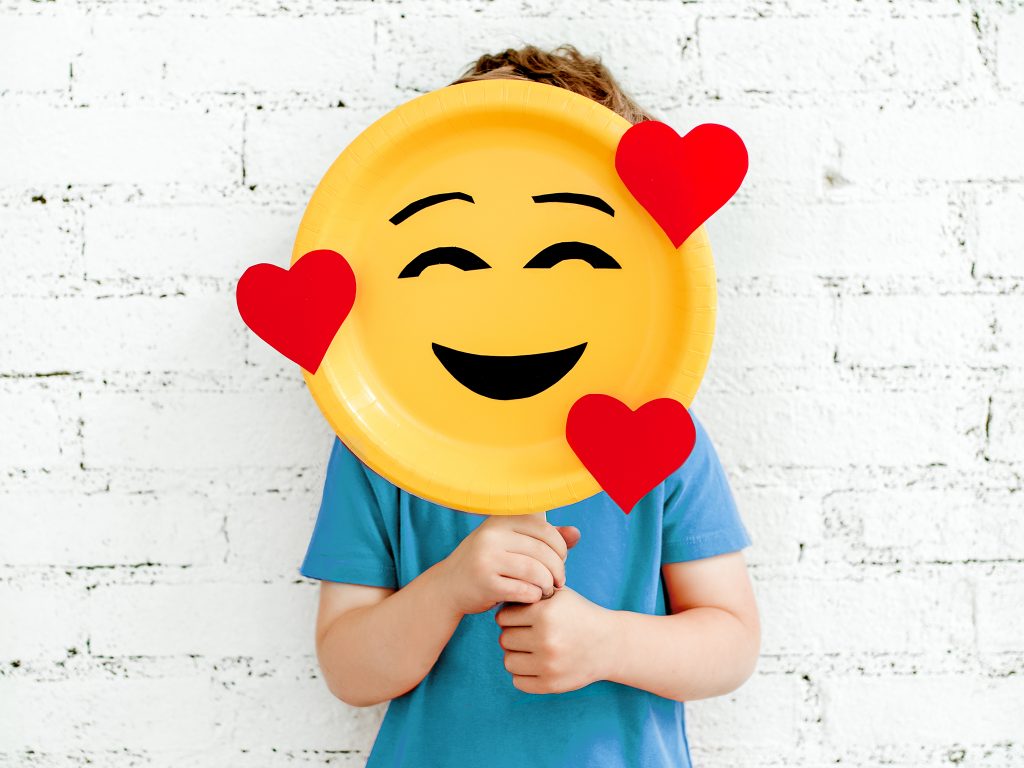 Make a cute and easy emoji mask paper plate craft for kids! Emoji Day is July 17 !! 