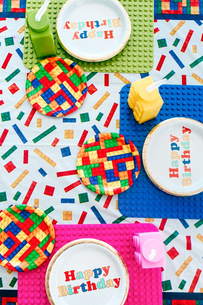 Set a lego birthday party table!