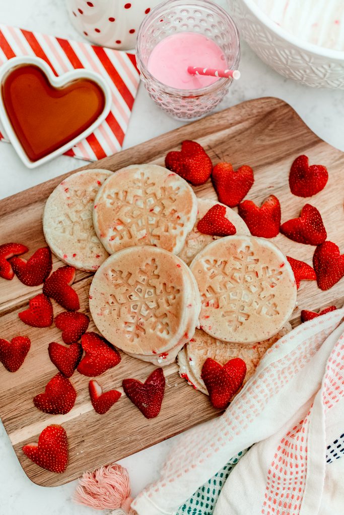 Easy ideas for Valentine's Day breakfast! Celebrate Valentine's Day with kids. 