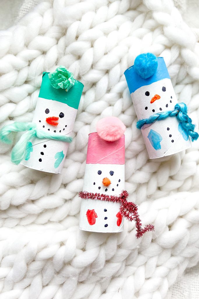 Adorable and easy snowman craft for kids using a toilet paper roll! Decorate and build your own winter snowman craft !