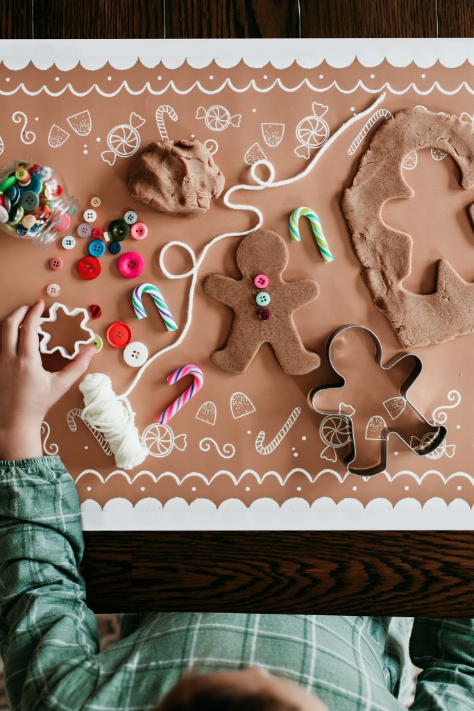 Make a gingerbread playdough cookie play kit! Homemade gingerbread playdough recipe 