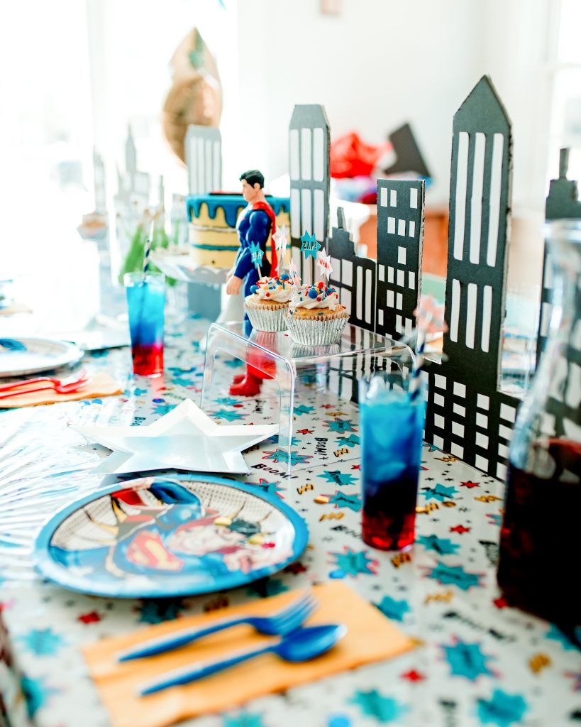 Superman Birthday party table: ideas for food, drinks, and decorations! 