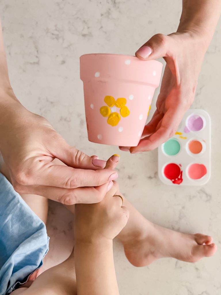 Steps to make a fingerprint art project for kids. Make an easy spring fingerprint flower pot craft!
