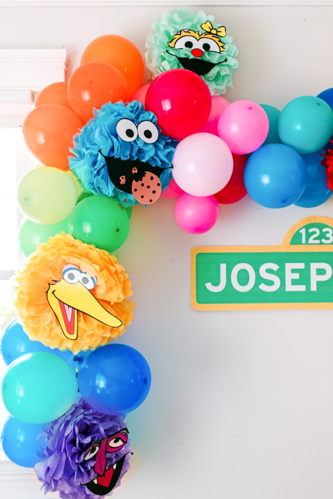 How to make the cutest Sesame Street birthday decor! Make a Sesame Street balloon garland with character pom poms. Find the instructions on my blog! 