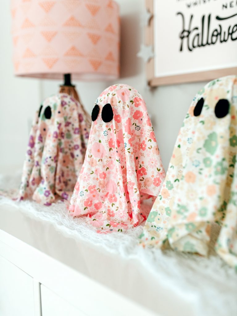 Make fabric ghosts. DIY floral sheet ghost craft this Halloween